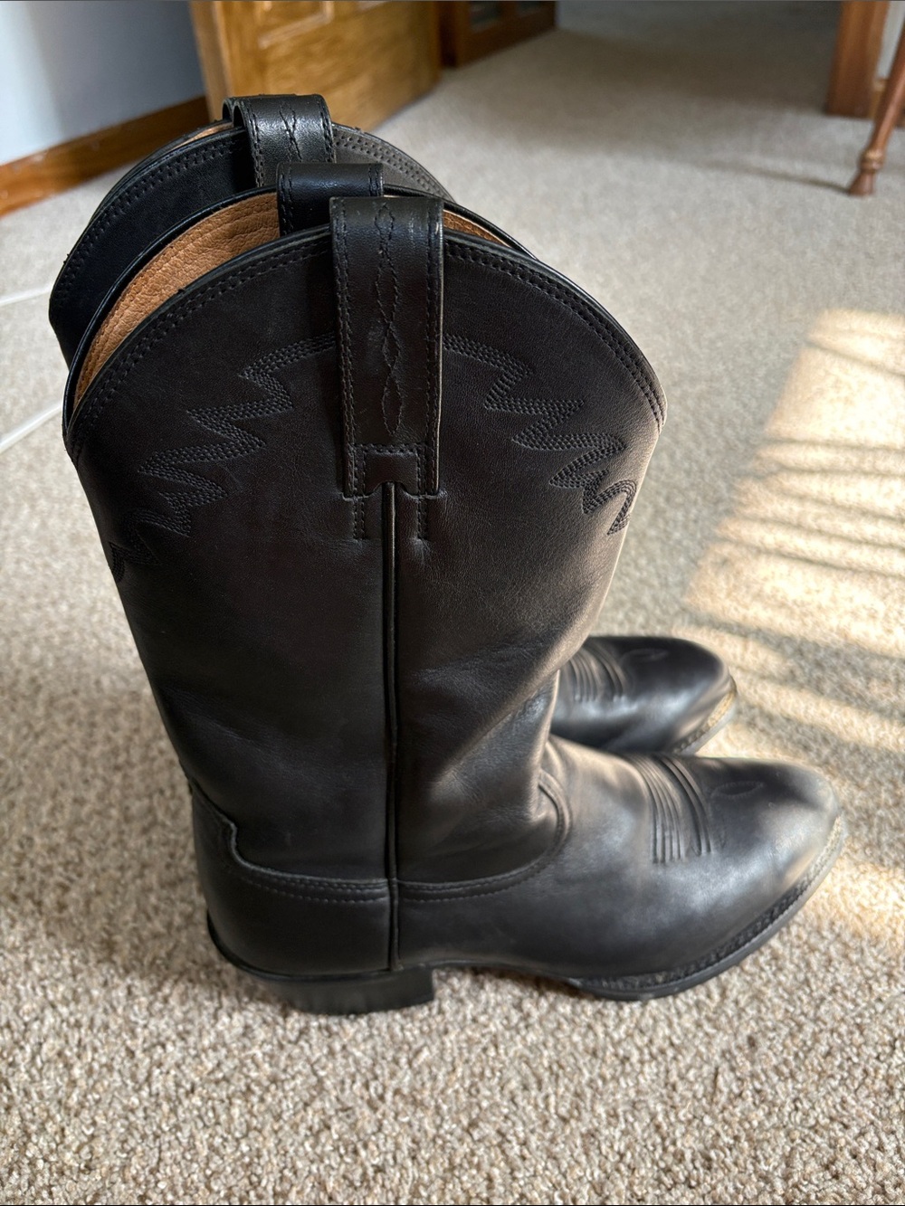 Men’s Black Leather Ariat Cowboy Boots - Classic Western Style size 9D - Picture 5 of 9